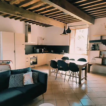 Dans Un Village Des Pyrenees *