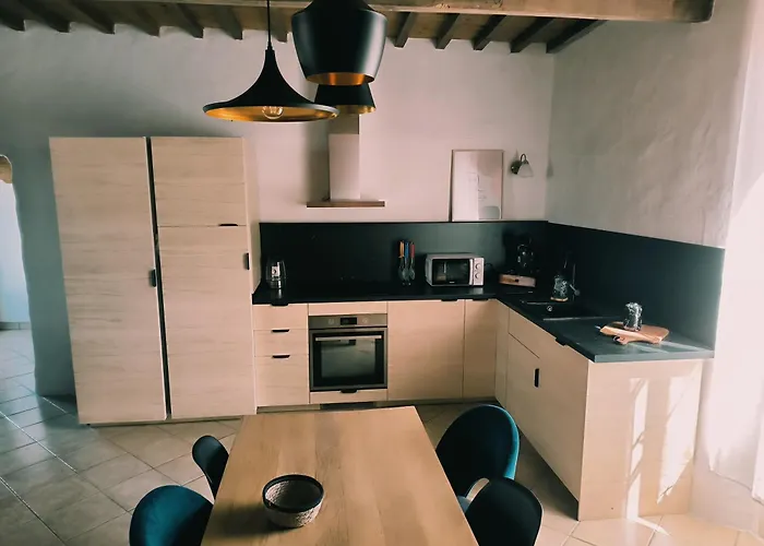 Dans Un Village Des Pyrenees *